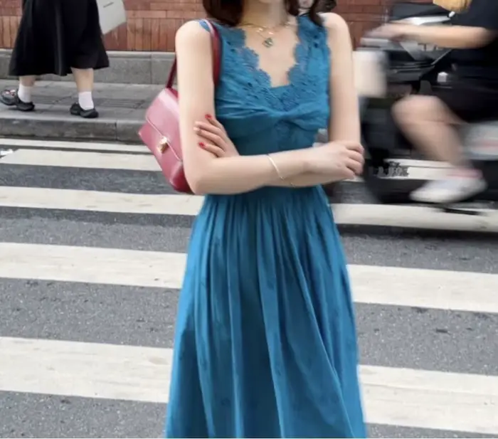 Robe de vacances en dentelle ajourée pour femmes, nouveau Style d'été 2026, tempérament doux, taille haute, effet amincissant