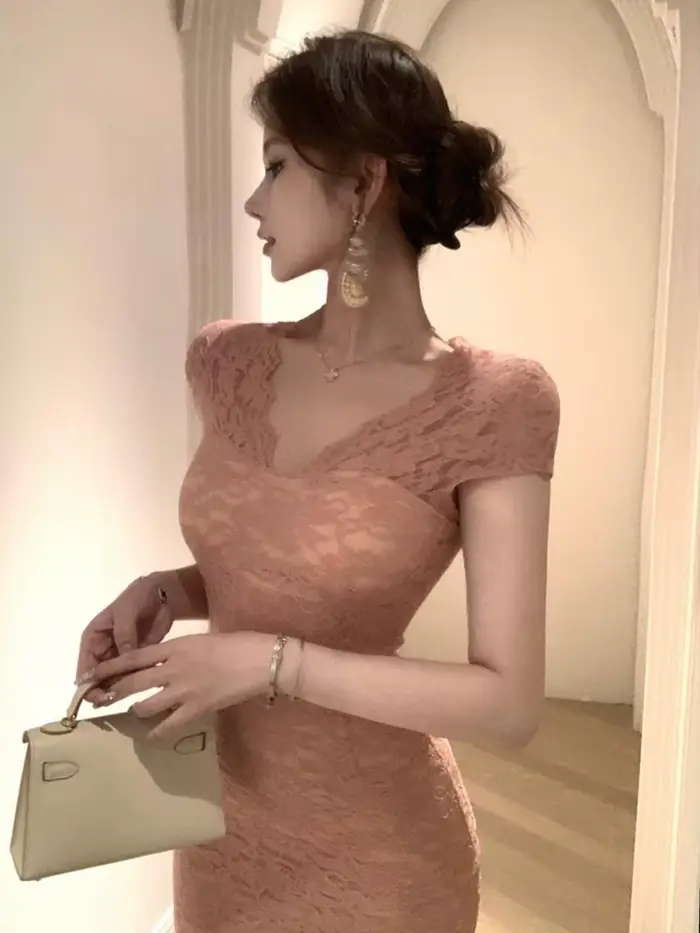 Robe de soirée française Fairycore en dentelle rose transparente pour femmes, silhouette sirène, col en V, bord volanté, idéale pour bal et événements de rue