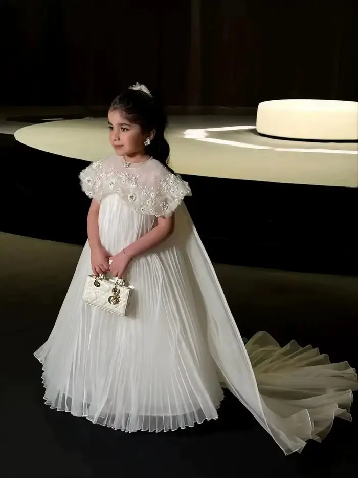 Robe de demoiselle d'honneur blanche avec appliques florales pour mariages et occasions spéciales pour enfants princesses
