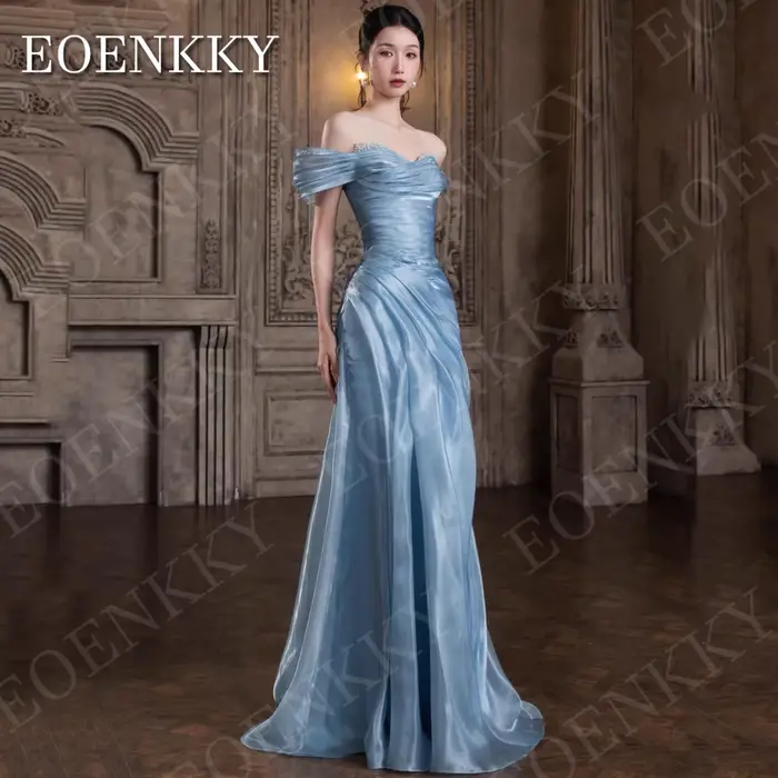 EOENKKY Robe de soirée bleue épaules dénudées élégante style sirène en satin plissé ornée de perles 