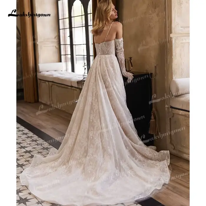 Robe de mariée bohème blanche ou ivoire avec dentelle perles col carré et traîne de cour longue pour mariage plage