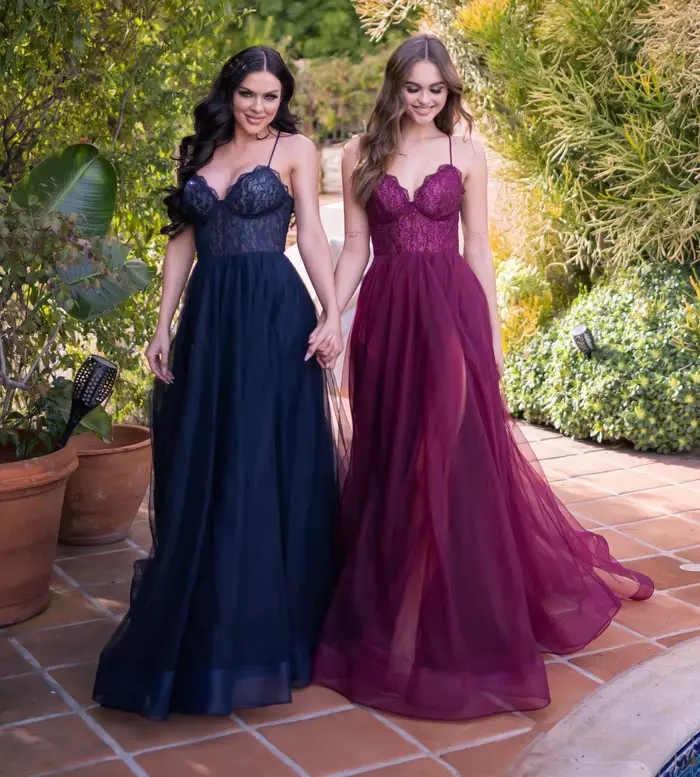 Robes de soirée en tulle chic avec dentelle, bretelles spaghetti, sequins, col en V, coupe trapèze, fente haute, pour fiançailles et bal de promo