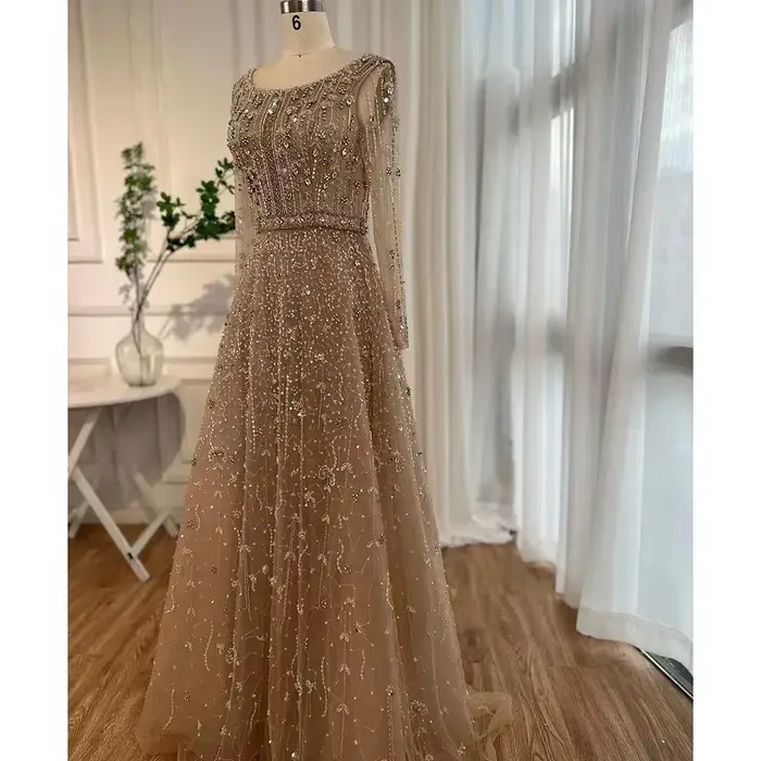 Robe de soirée longue en tulle avec perles et train de la cour coupe trapèze taille empire pour mariage gala et événement spécial