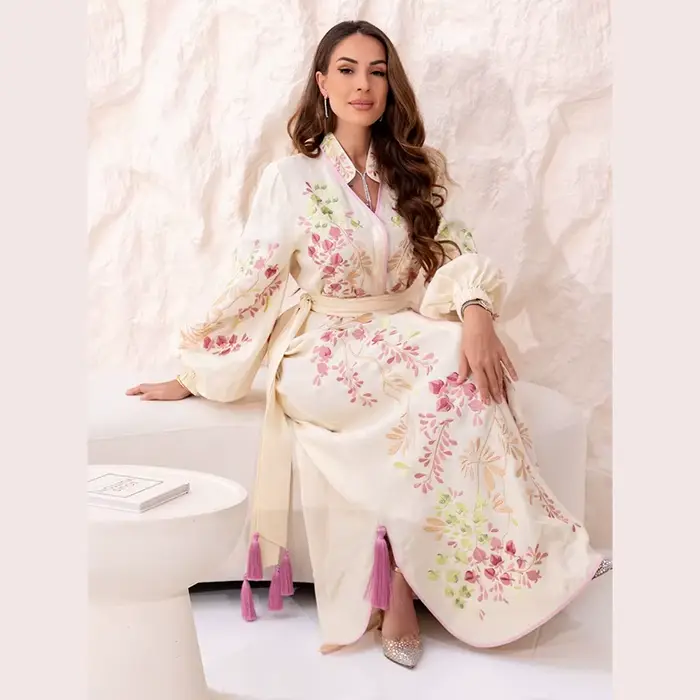 Robe longue chic à fleurs avec ceinture élégante, manches longues, col montant, taille cintrée, pour