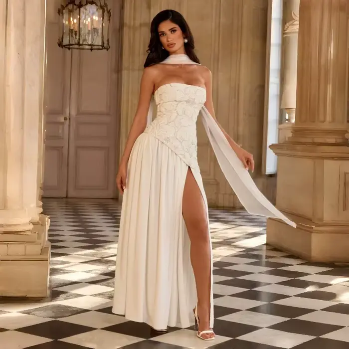 Robe longue blanche sans bretelles en dentelle et mousseline
