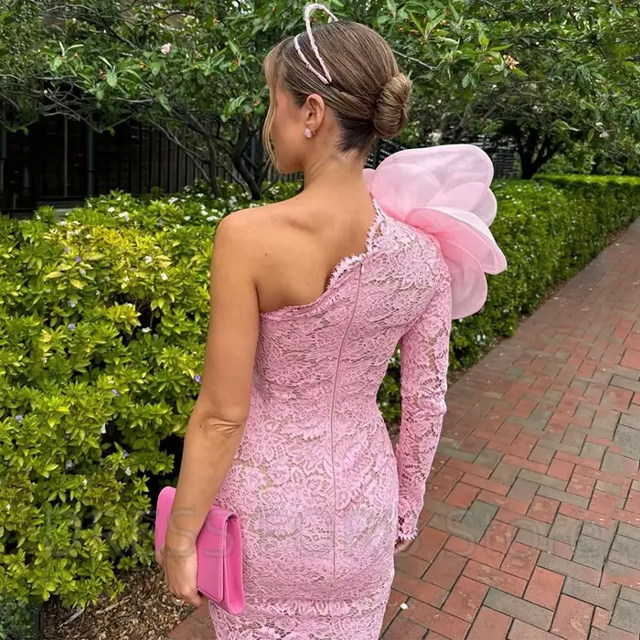 Robe de Cocktail rose asymétrique épaule dénudée