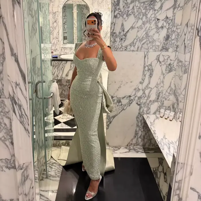 Robe de soirée sur mesure vert sauge avec larges bretelles carrées et tissu entièrement orné de strass étincelants pour femmes soirées officielles et événements spéciaux