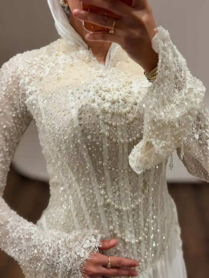 Robe de mariée musulmane blanche personnalisée avec dentelle perlée et corset en mousseline pour femmes, train de balayage, col rond, soutien-gorge intégré, occassions spéciales comme mariage et fiançailles