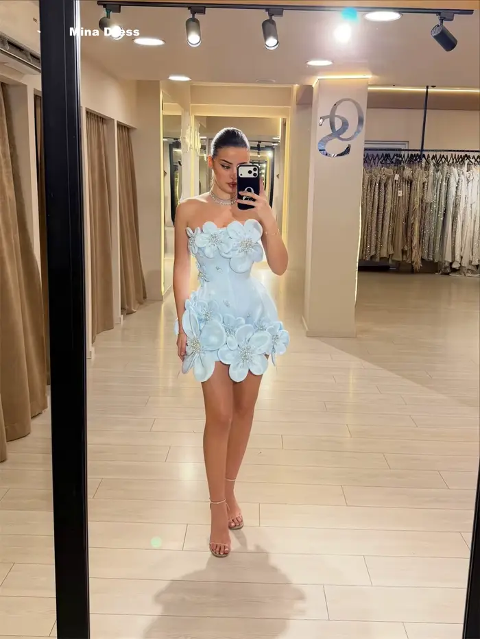 Robe de bal courte personnalisée Mina — Sans bretelles, ornée de broderies florales 3D en perles ; conçue avec un décolleté en cœur ou carré