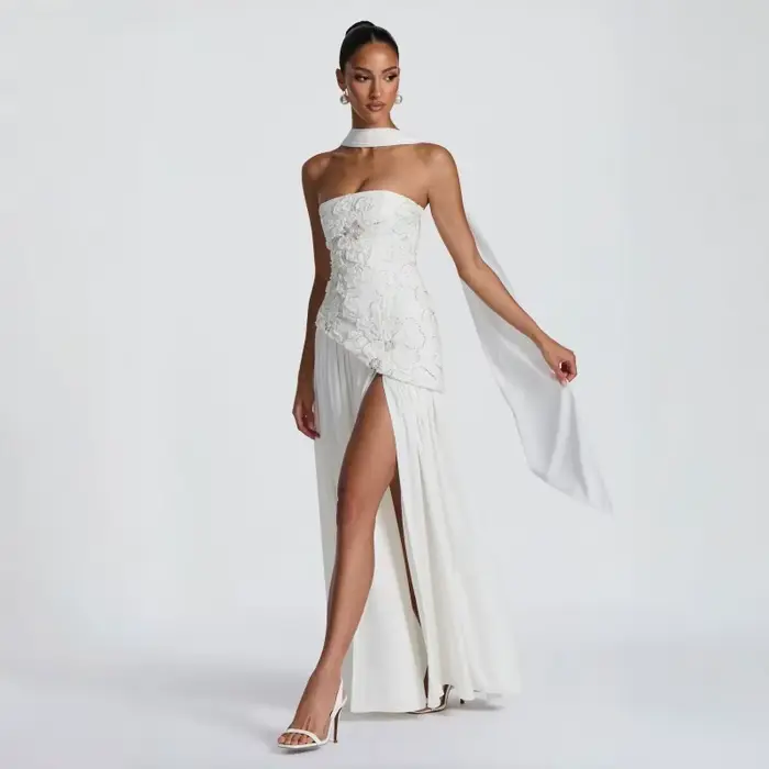 Robe longue blanche sans bretelles en dentelle et mousseline