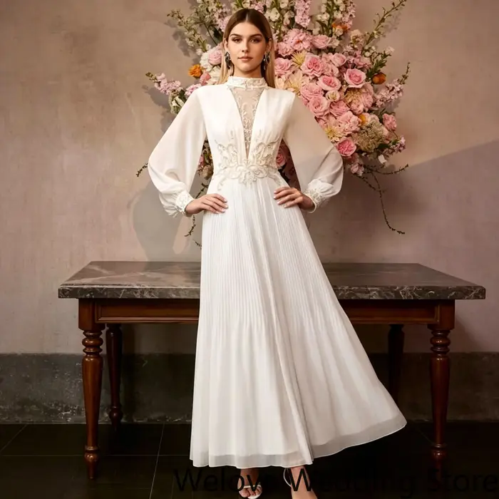 Robe de soirée blanche en polyester avec col montant et dentelle, idéale pour femmes de tous âges lors de soirées officielles et événements spéciaux
