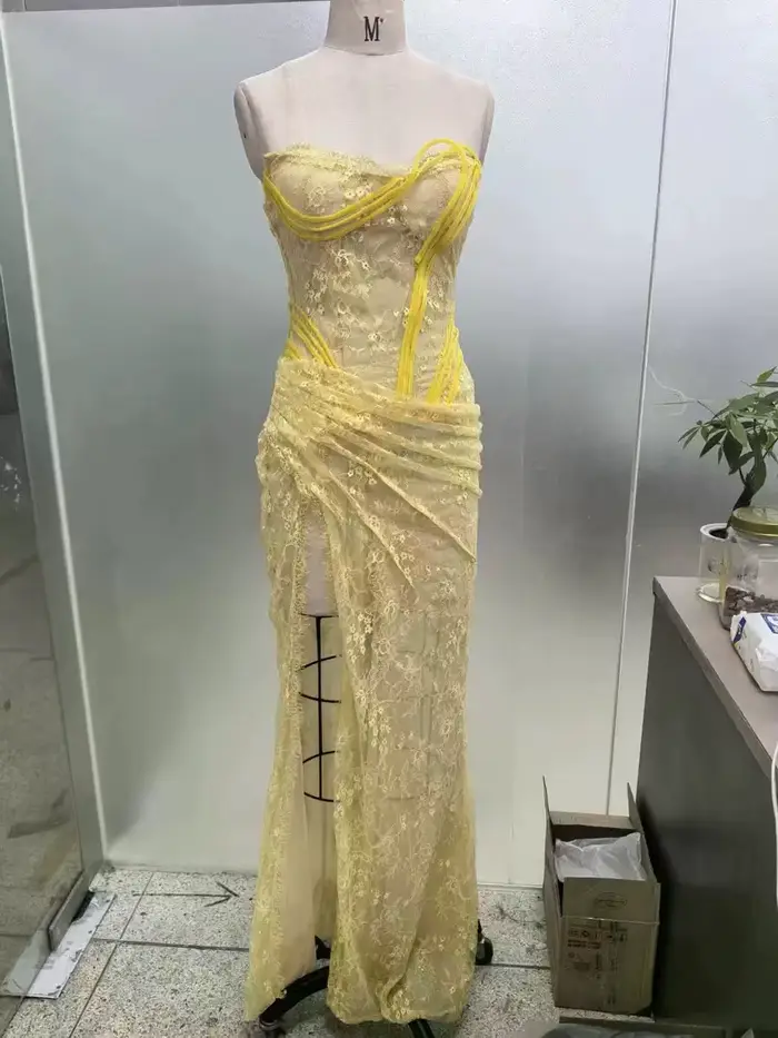 Robe à paillettes jaune clair YAHUI avec dentelle et fente haute pour femmes élégantes occasions spéciales