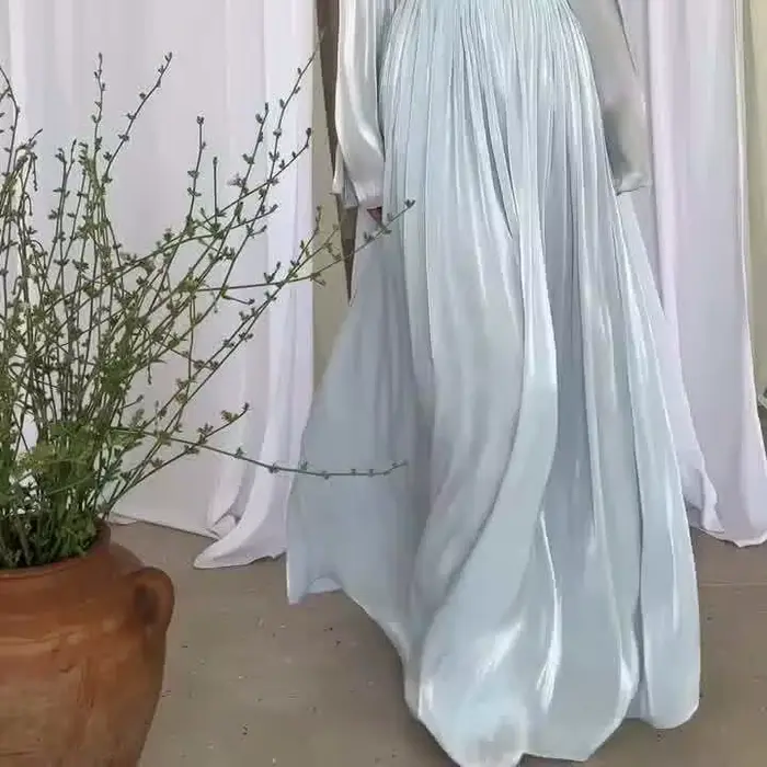Robe musulmane élégante longue plissée à lacets pour femmes style de fête polyester drap fin ajustement régulier toutes saisons