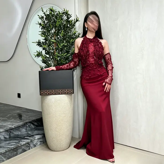 Robe de luxe personnalisée avec un corsage haut en maille transparente entièrement recouvert d'appli