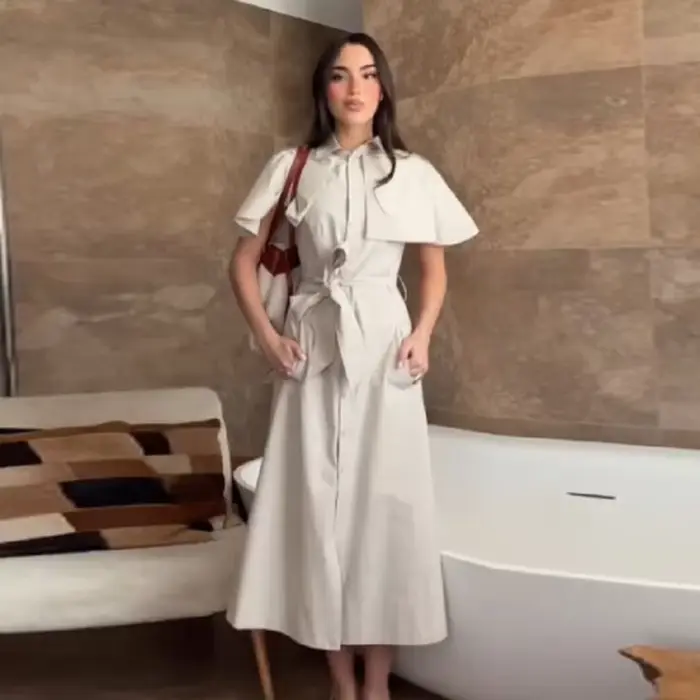 Robe élégante minimaliste à manches cape pour femme avec ceinture chic et fente avant idéale pour le bureau et les tenues décontractées d'été 2026