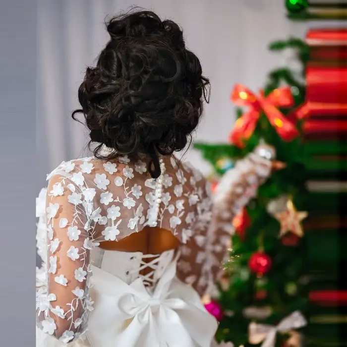 Robe de mariée de Noël élégante en polyester avec manches longues illusion et dos corset pour femmes à offrir pour occasions spéciales comme bal ou mariage