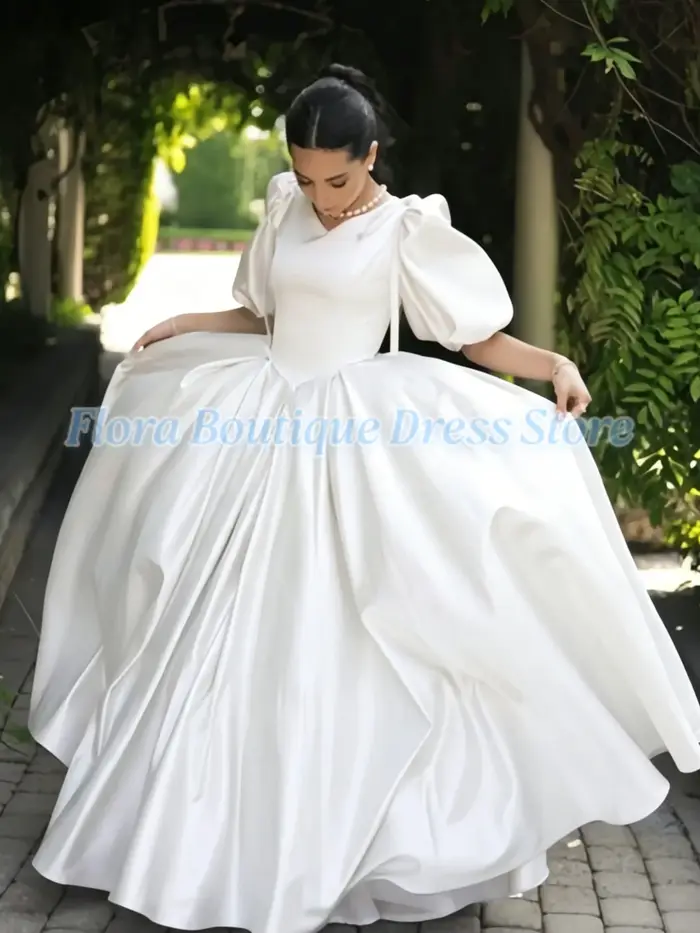 Robe de demoiselle d'honneur en satin personnalisée avec manches évêques et détails élégants pour mariages et premières communions enfants