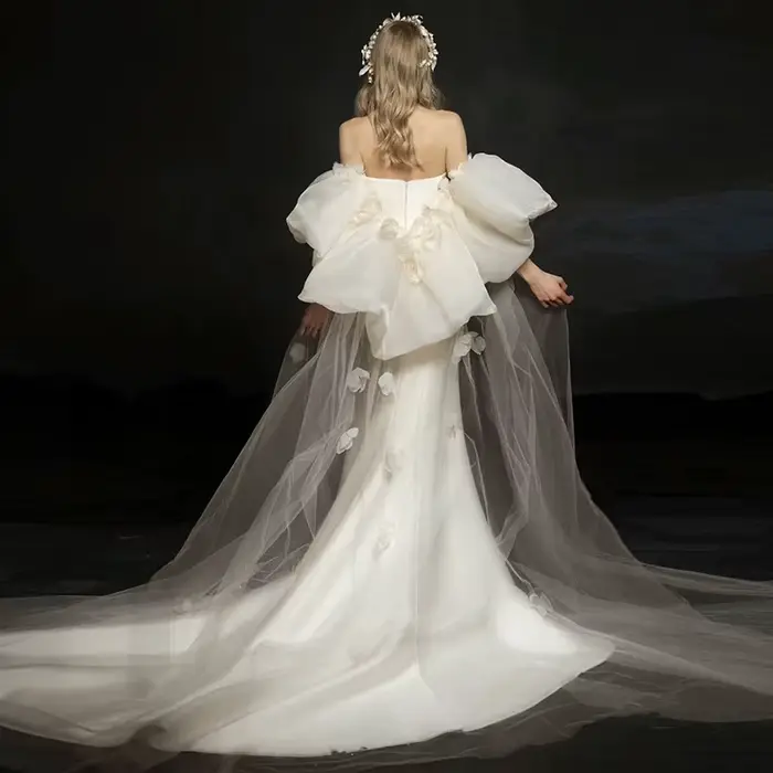 Robe de mariée légère en satin français avec queue de balayage, personnalisée pour femmes, élégante et sophistiquée pour occasions spéciales