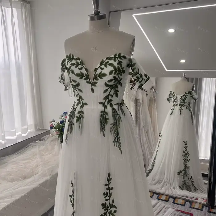 Robe de mariée en tulle plissé vert olive avec manches décolorées pour patients de la forêt collection printemps 2025 occassions spéciales naturellement coloré