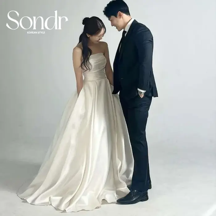 Sondr 2025 Simple une ligne robes de mariée coréennes séance Photo sans bretelles doux Satin plis balayage Train