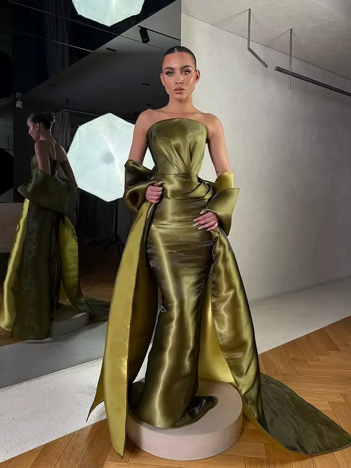 Robes de soirée sirène élégantes Sumnus en satin vert olive sans bretelles avec plis et traîne
