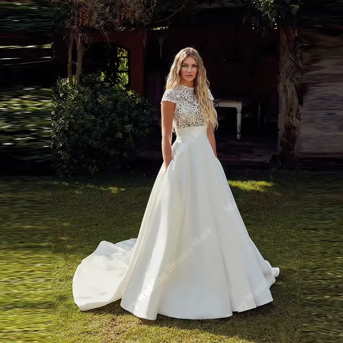 Charmante robe de mariée trapèze à col haut
