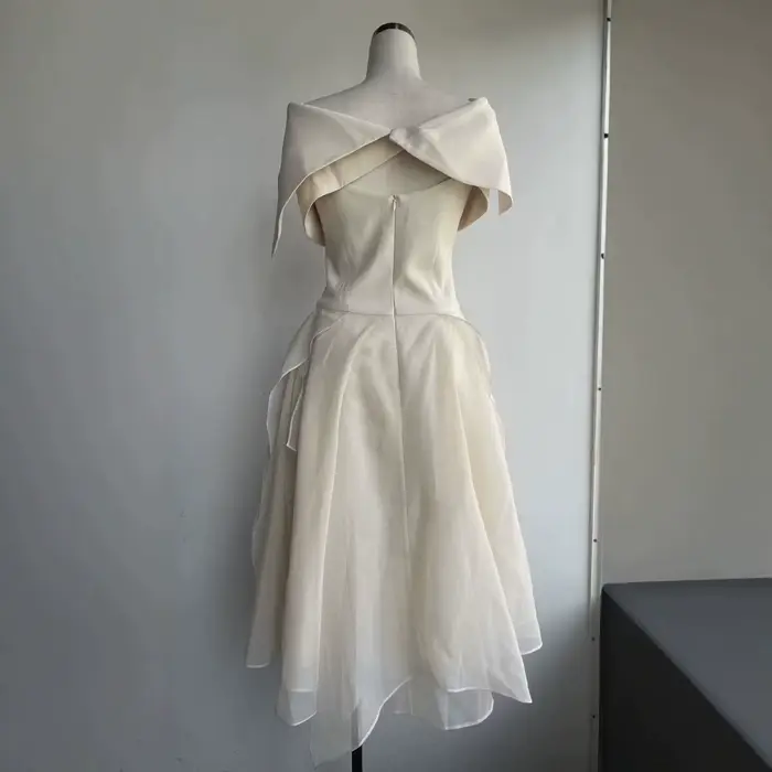 DEAT 2026 Nouvelle Robe Longue Asymétrique à Taille Cintrée avec Cape, Design Niche Vietnamien, Ense