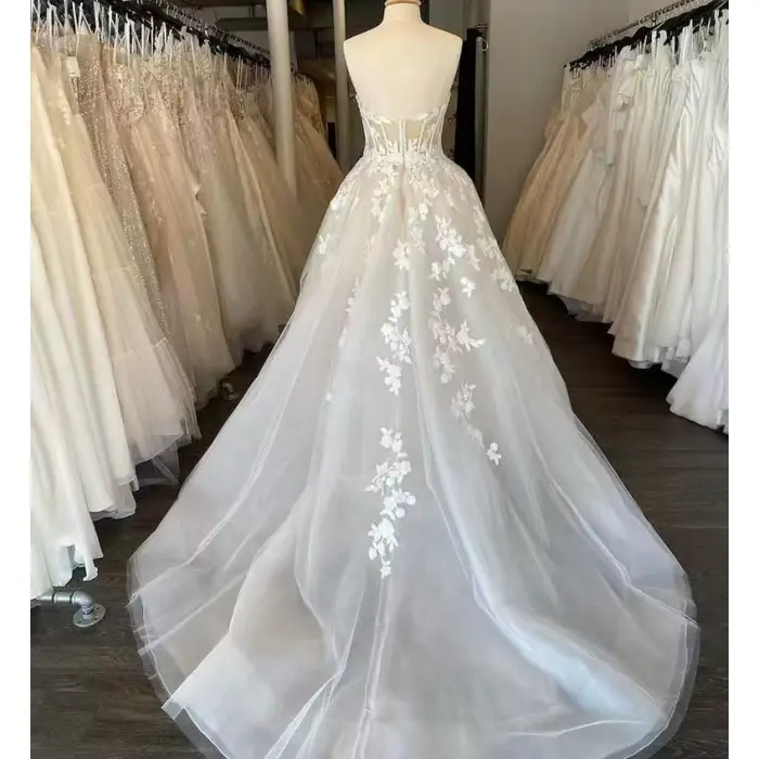 Robe de mariée légère à col en v profond