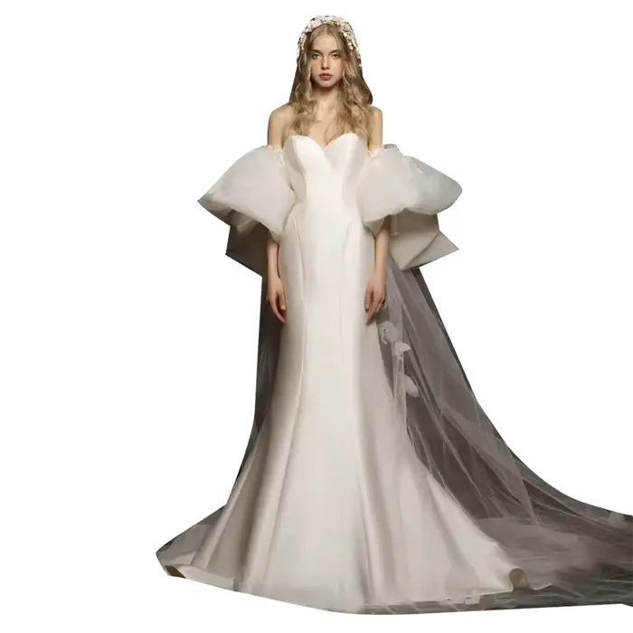Robe de mariée légère en satin français avec queue de balayage, personnalisée pour femmes, élégante et sophistiquée pour occasions spéciales