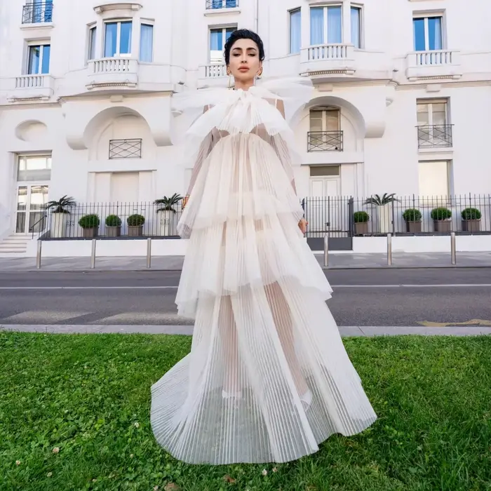 Robe de soirée chic en tulle plissé ivoire pour femme, grande volantée, col montant, sans manches, r