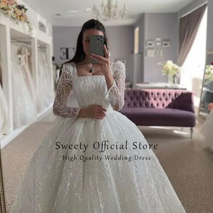 Robe de mariée en dentelle brodée sur filet avec col carré