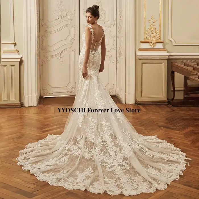 Robe de mariée sirène en dentelle scintillante avec décolleté en V profond 2026