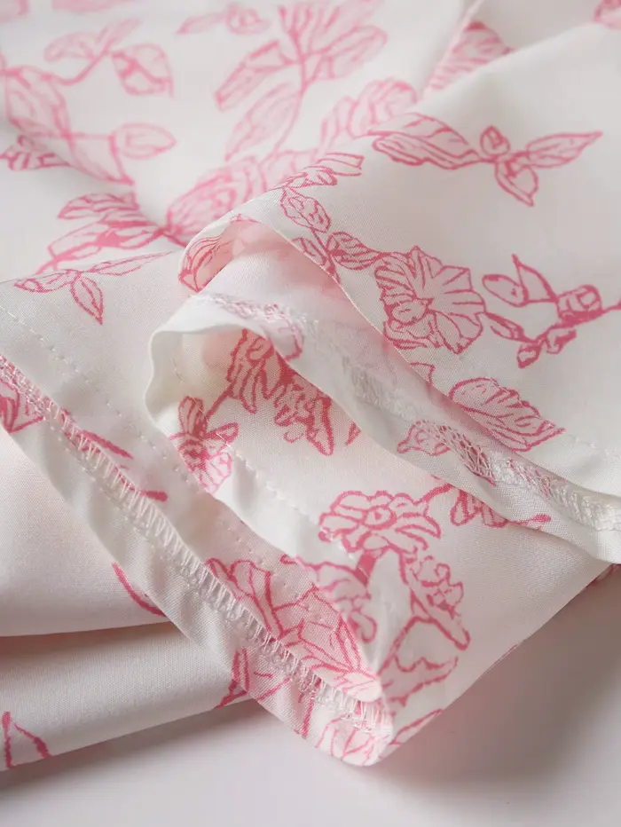 Robe élégante à imprimé floral rose avec fines bretelles et taille évasée