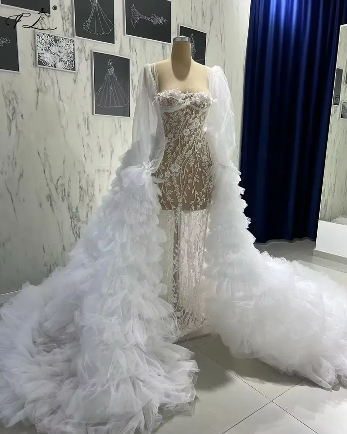 Robe de soirée blanche élégante, style sirène, en dentelle ajourée, avec traîne détachable et plis, 