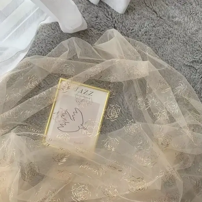 Tissu en dentelle à fleurs roses dorées