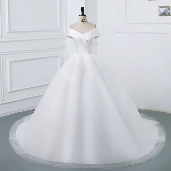 Robe de mariée en satin personnalisée avec balayage et soutien-gorge intégré pour femmes, occasions spéciales et grandes cérémonies traditionnelles