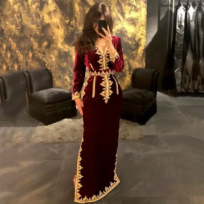 Robes de soirée formelles caftan marocain sirène col en V bordeaux 2026 en velours avec appliques de