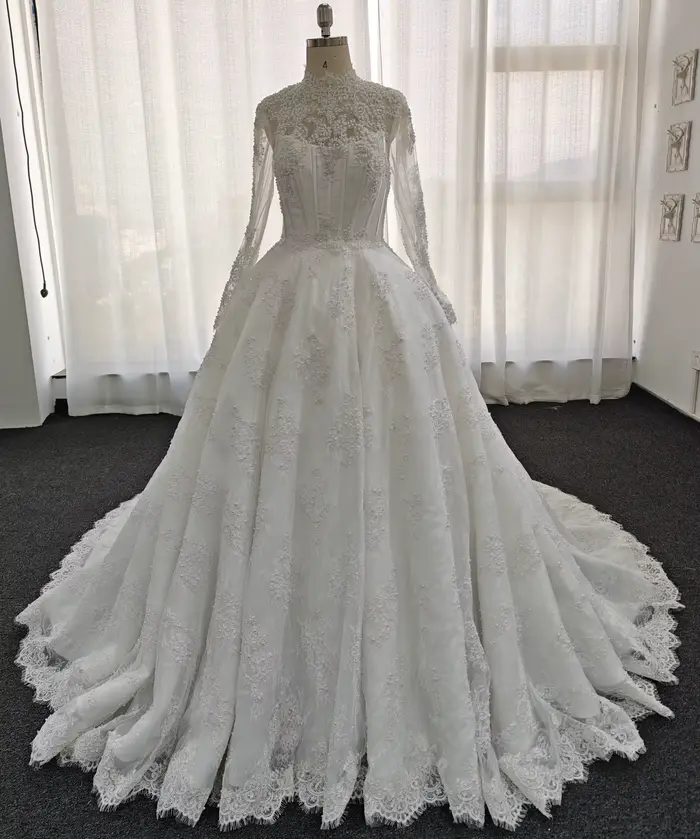 Robe de mariée en dentelle élégante avec train de la cour, décolleté en cuillère et soutien-gorge intégré pour femmes et futures mamans occasions spéciales