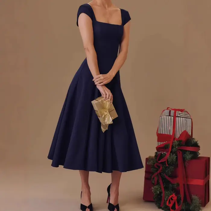 Robe élégante en coton et polyester avec ceinture et jupe trapèze pour soirées et occasions spéciales