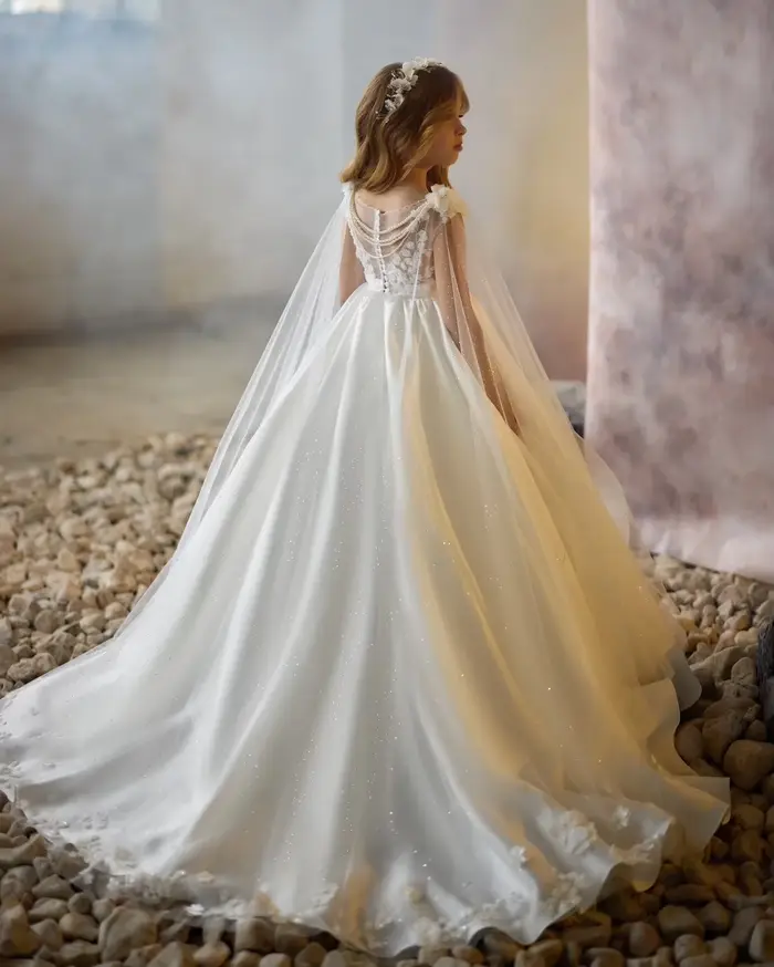 Robes de fille de fleur blanche élégante avec enveloppe personnalisée appliquée litière filles