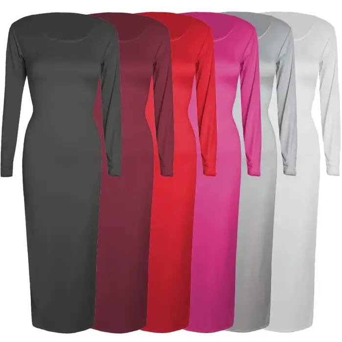 Robe noire longue à manches longues et col rond