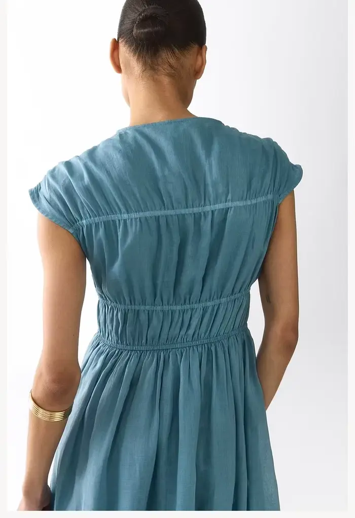 Robe Femme Été 2026 Style Européen Col V Profond Sans Manches Plissée Élégante Chic avec Cordon de Serrage Tendance Urbaine