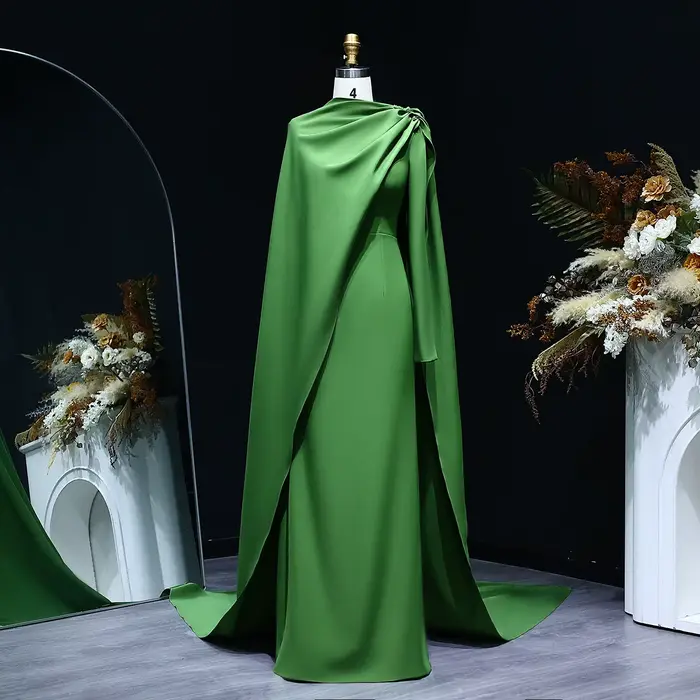 Robe de soirée verte Sharon Said Dubai à col montant avec cape et manches longues, style arabe pour 