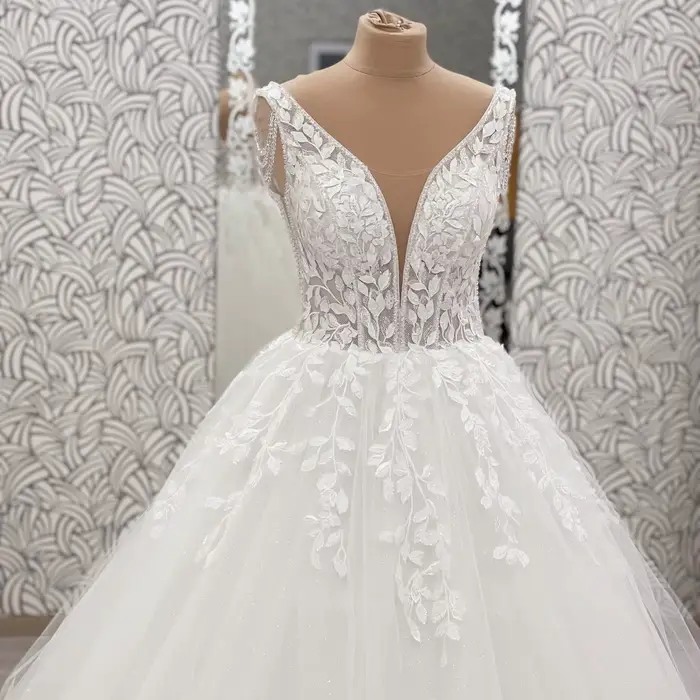 Robe de mariée élégante Heuloria à col en V profond avec appliques en dentelle, épaules à franges de perles, robe de mariée en tulle coupe A-line avec effet illusion, Co