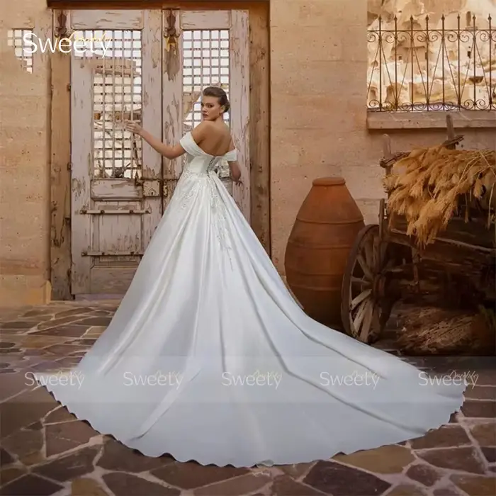 Robe de mariée vintage en satin et dentelle style robe de bal avec traîne longue et dos à lacets pour mariage