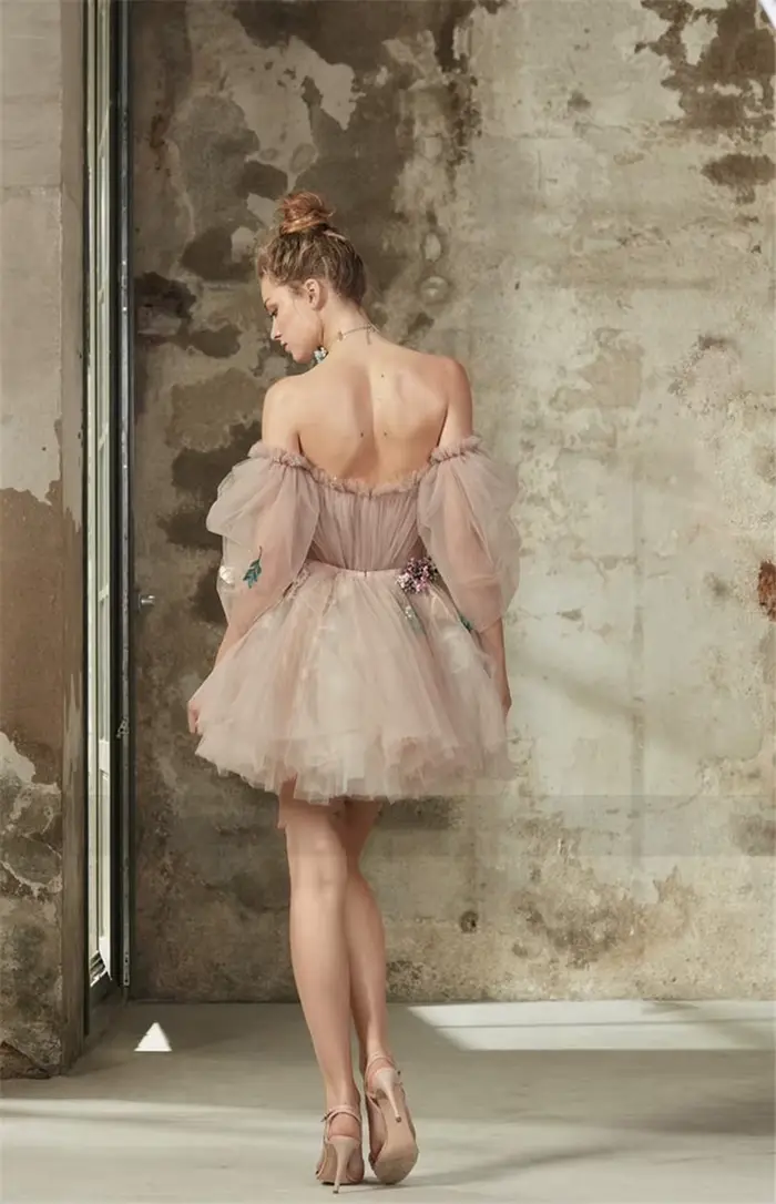 Robe de cocktail rose à épaules dénudées