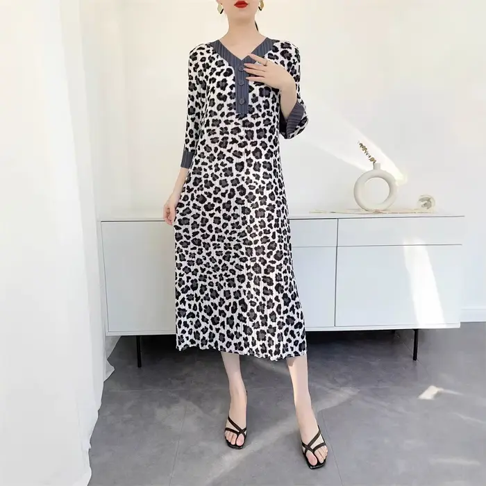 Robe léopard Miyake pour femme en polyester motif animalier col en V coupe régulière mi-mollet pour printemps été