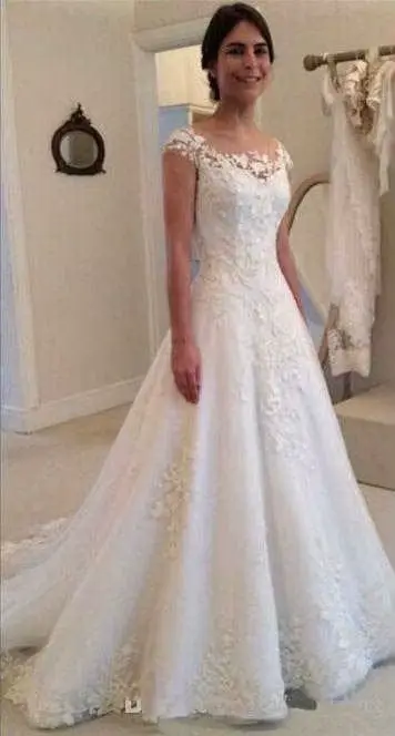 Robe de mariée en dentelle blanche élégante avec appliques