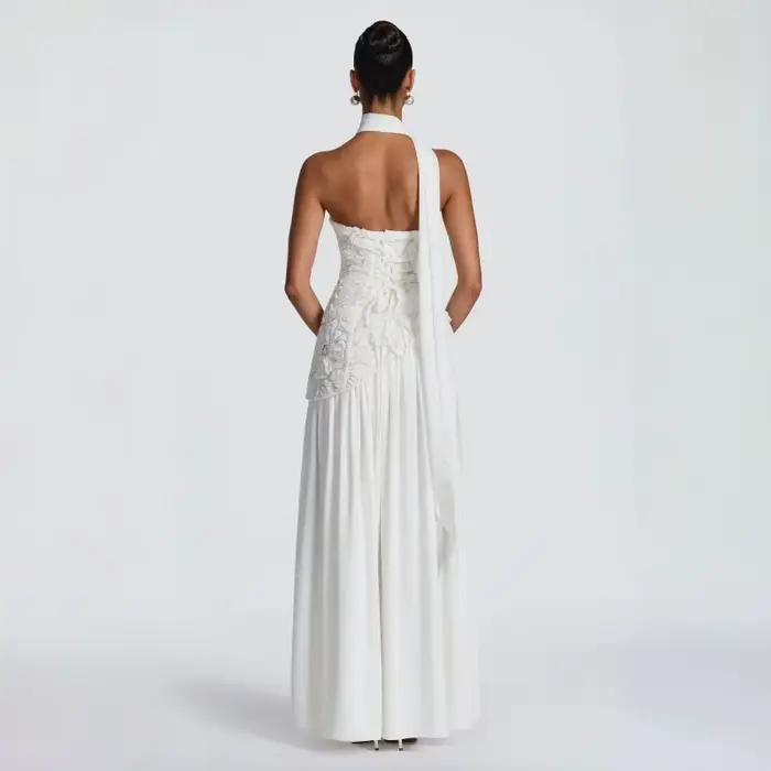 Robe longue blanche sans bretelles en dentelle et mousseline