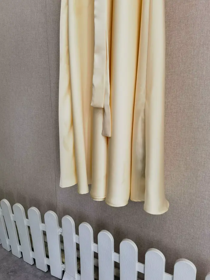 Robe d'été ajustée jaune en satin pour femme avec ceinture, col en V et manches volantées, style français, nouvelle collection
